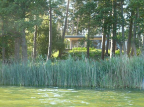 Luxus-Ferienhaus direkt am See, naturnaher Komfort in modernem Stil